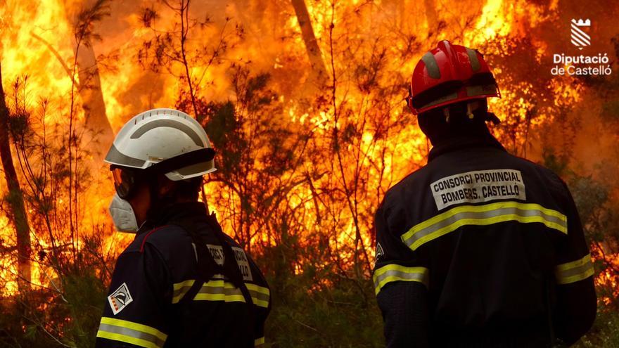 Lucha extrema para contener el incendio de Villanueva de Viver dentro del perímetro