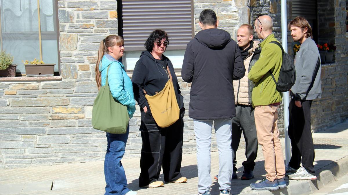 Els veïns afectats reunits amb l'alcalde d'Olvan, Sebastià Prat