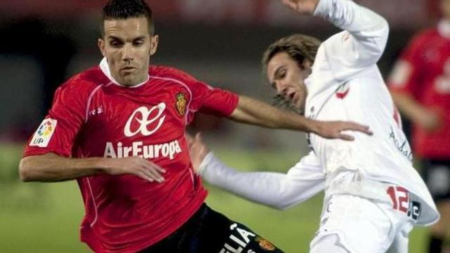 Julio Álvarez, a la izquierda, durante un partido con el Mallorca en 2010.