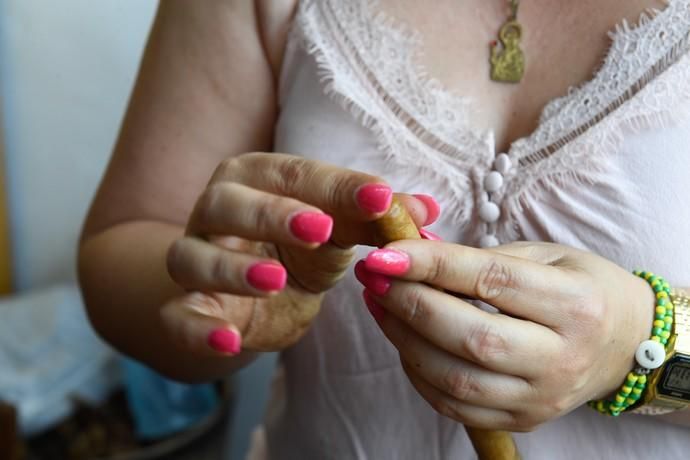 27-08-20  LAS PALMAS DE GRAN CANARIA. SCHAMANN. LAS PALMAS DE GRAN CANARIA.  Reportaje al único taller de puros artesanos que hay en la capital. El taller se llama Doble M y lo lleva Mercedes Martínez, ella es cubana y trae las hojas de tabaco desde la isla caribeña, todo lo hace a mano.  Fotos: Juan Castro.  | 27/08/2020 | Fotógrafo: Juan Carlos Castro