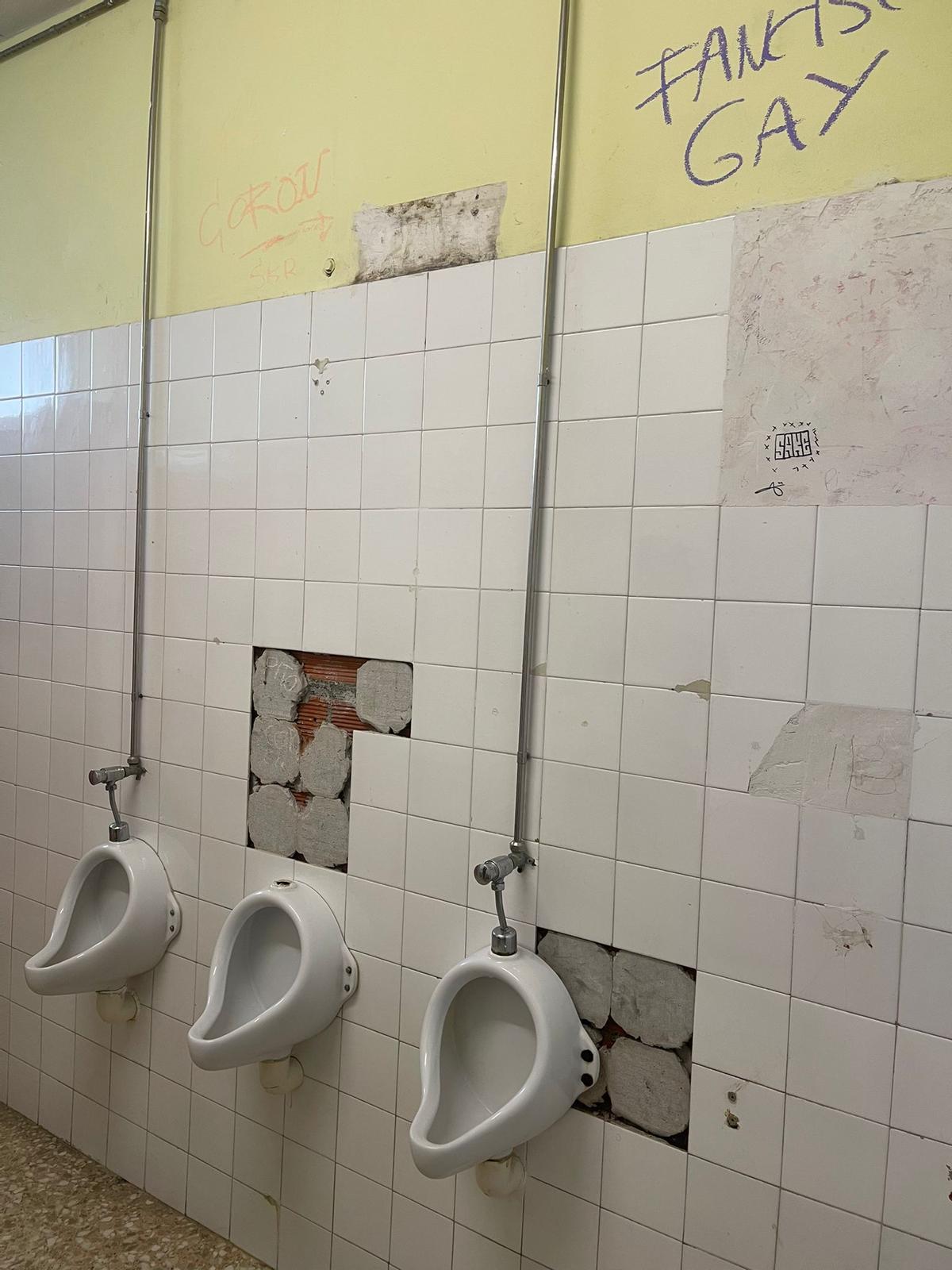Estado de unos baños del instituto Francisco Aguiar