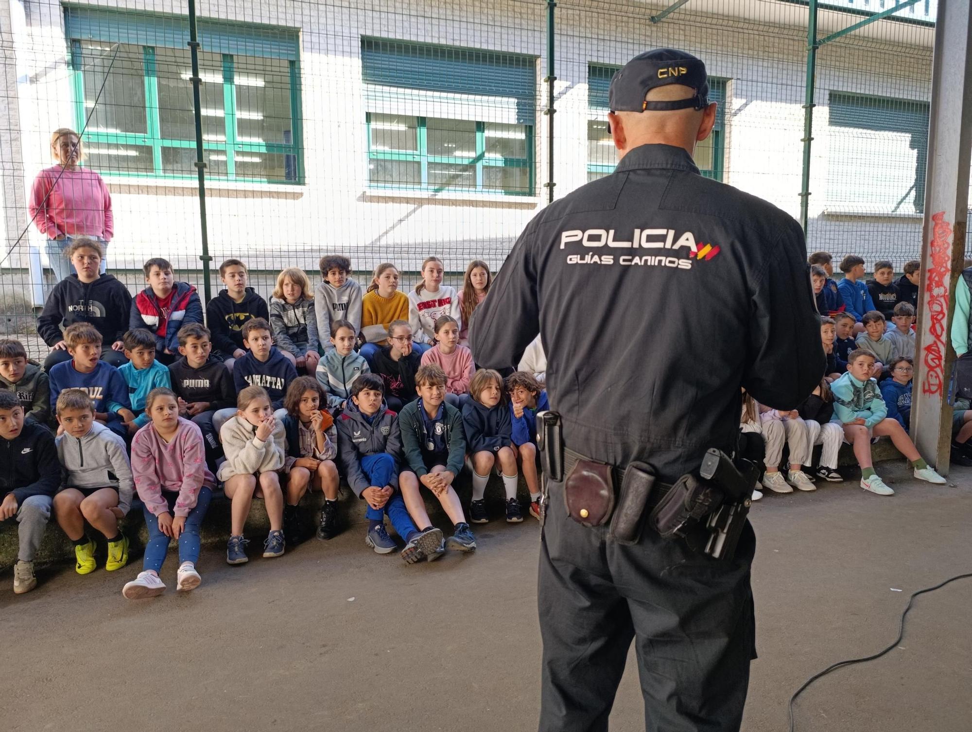 Así fue la exhibición de la Policía Nacional en el colegio La Fresneda, en Siero