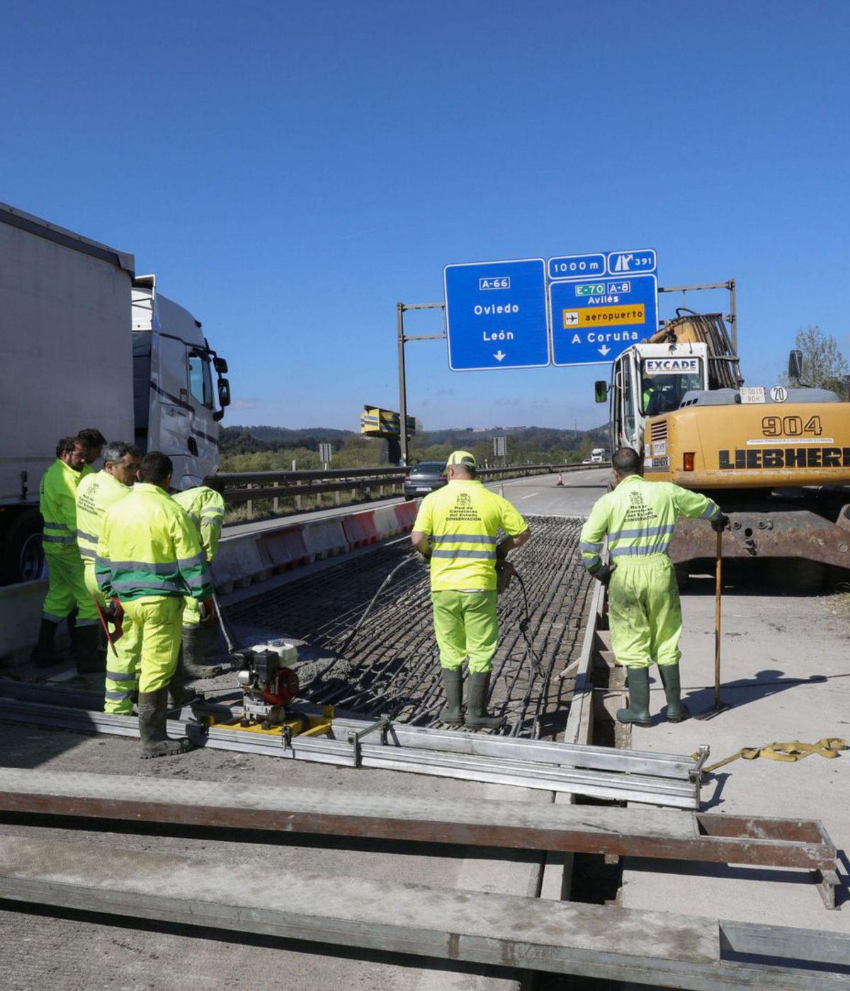 Operarios, ayer, trabajando en la zona afectada. | Marcos León