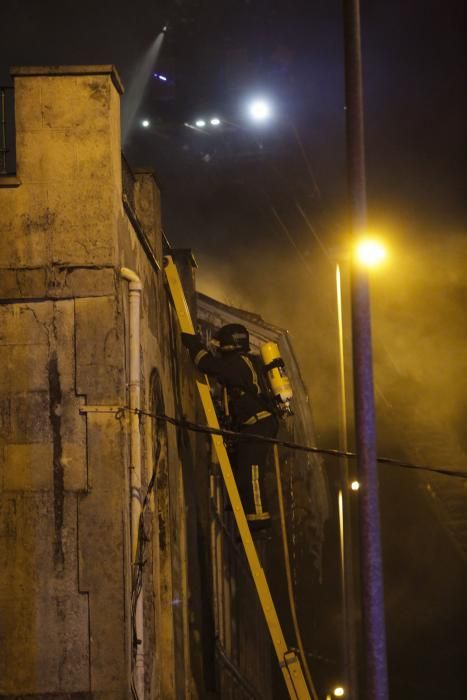 Un fuego destruye el chalé de los García Pola, uno de los tesoros indianos de Avilés.