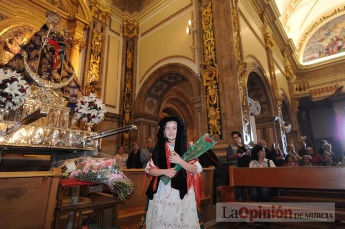 Ofrenda floral a la Virgen de las candidatas a Reina de la Huerta