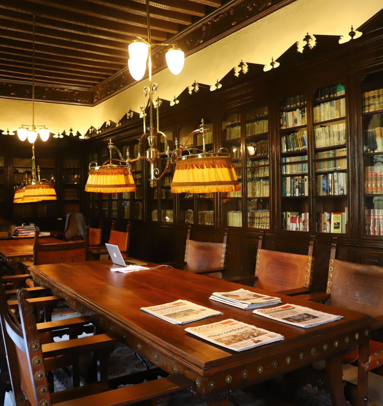 La biblioteca, decorada por Mateo Inurria. 
