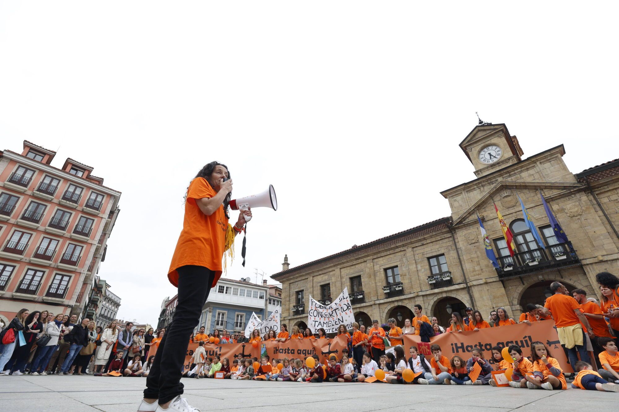 Así fue la concentración en Avilés de profesores y familias de los colegios concertados. 