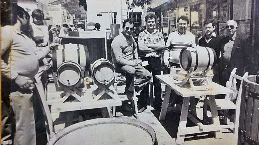 Bartolo en la exposición de muebles y carpintería que se celebra cada año, durante el primer domingo de mayo en el Passeig de s’Alamera de Santa Eulària, en el año 1983. | ARCHIVO FAMLILIAR