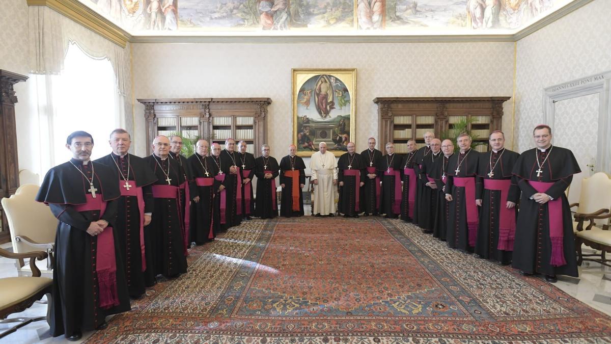 El obispo de Zamora, Fernando Valera, en la Santa Sede de Roma junto al papa Francisco.