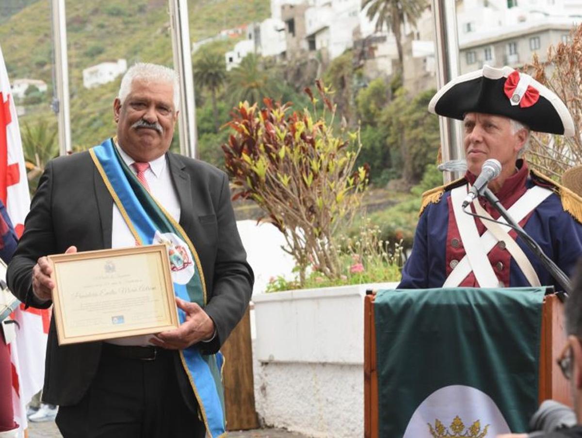 El alcalde honorario de Taganana, a la izquierda, y Luján González. | E. D.
