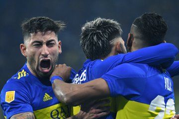 Los jugadores del Boca se abrazan para celebrar su victoria