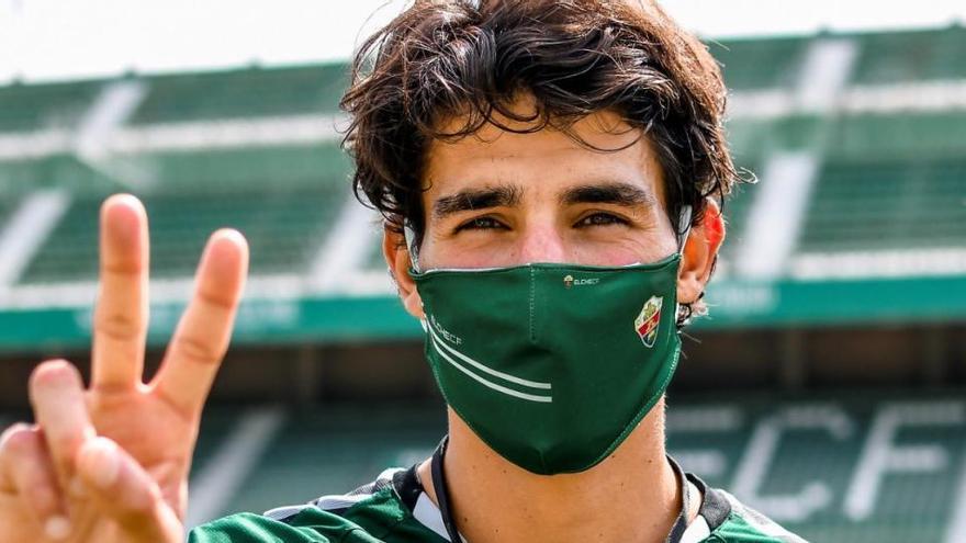 El delantero Pere Milla con la nueva Casua Green Mask del Elche