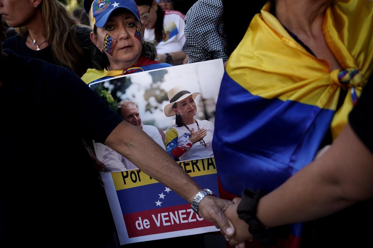 Acto Con Venezuela para defender y respaldar a Edmundo González, frente al Congreso de los Diputados.