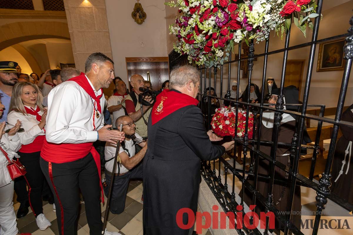 Bandeja de flores y ritual de la bendición del vino en las Fiestas de Caravaca