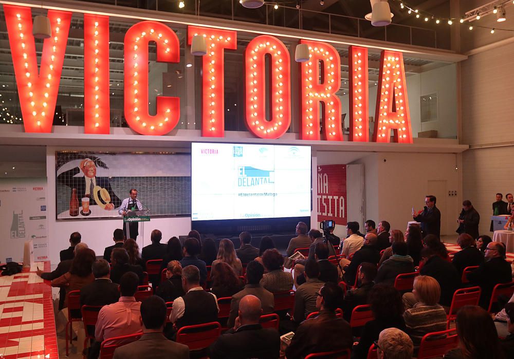 Empresarios, chefs, agentes del sector y de la industria agroalimentaria y representantes políticos acuden a la sede de Cerveza Victoria para la presentación de la nueva publicación gastronómica