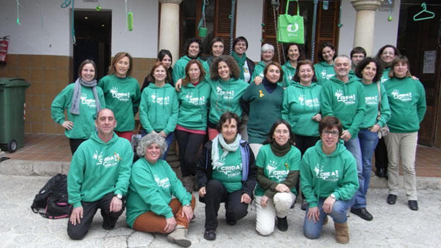 Un grupo de profesores del Mestre Colom con las camisetas verdes de la protesta educativa.