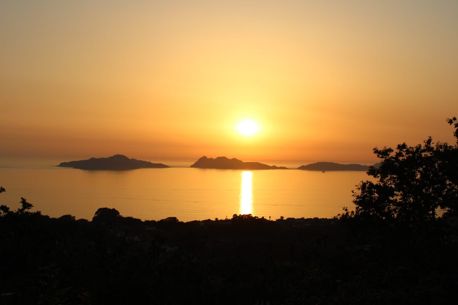 Del espectacular ocaso a la luminosidad de una luna en su plenitud en Vigo