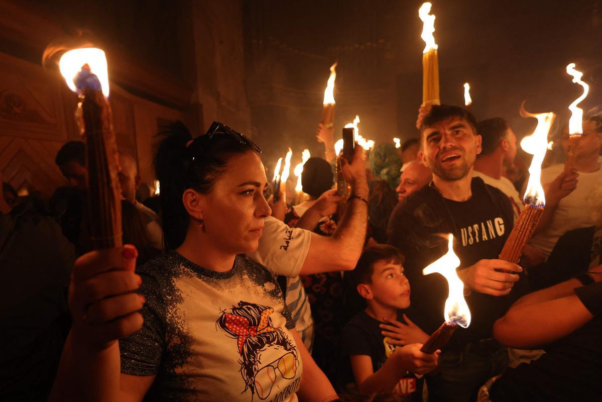 Cristianos ortodoxos celebran “Fuego Sagrado” en Jerusalén. eregrinos cristianos ortodoxos sostienen velas durante la ceremonia del Fuego Sagrado, un día antes de la Pascua ortodoxa, el sábado 15 de abril de 2023 en la Iglesia del Santo Sepulcro en la Ciudad Vieja de Jerusalén, donde muchos cristianos creen que Jesús fue crucificado y enterrado antes de resucitar.