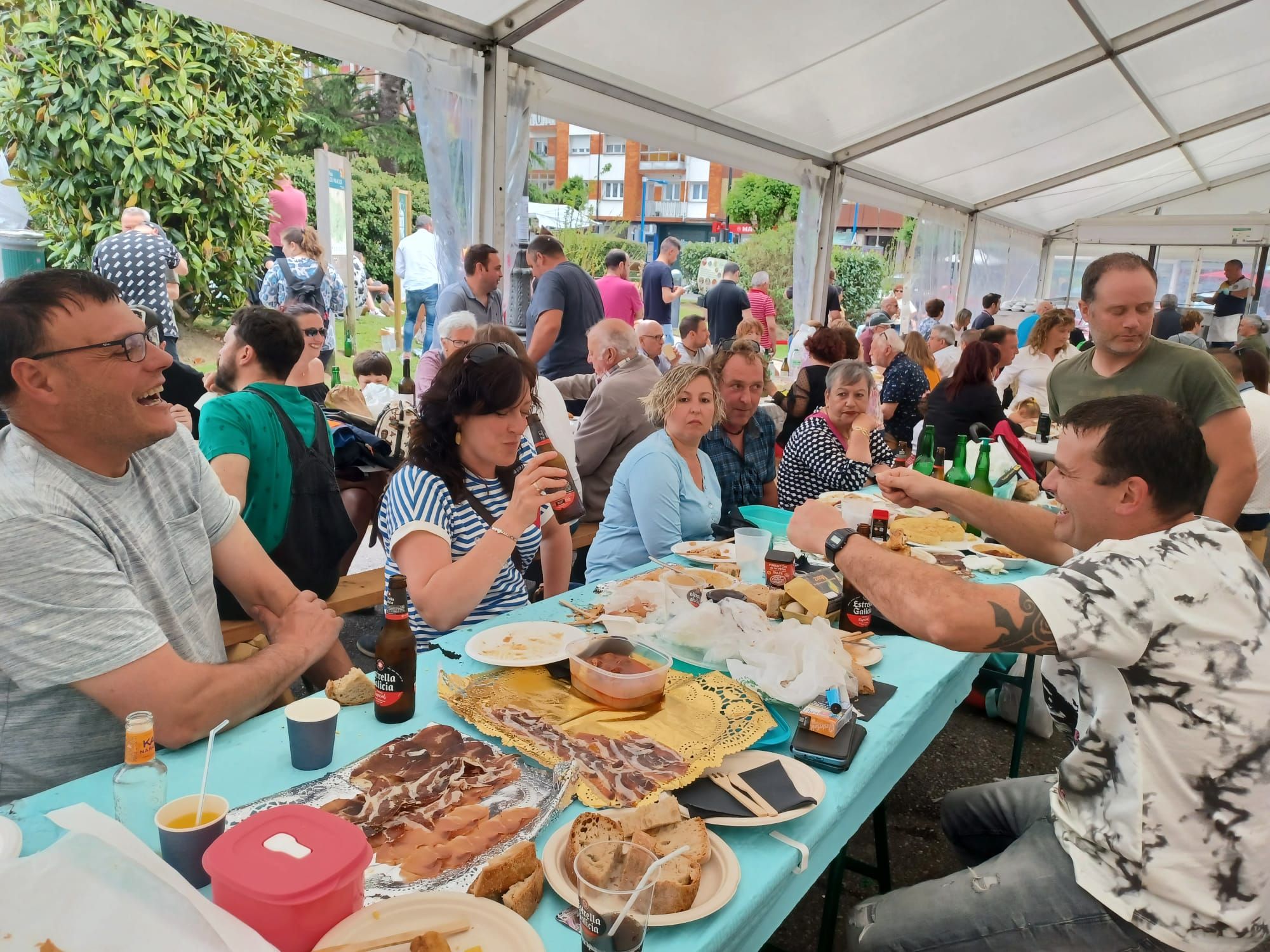 Llenazo en la comida en la calle de Posada de Llanera: "Ya era hora de poder disfrutar así"