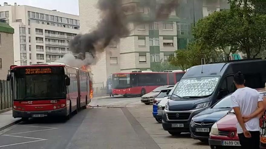 Un autobús arde en La Bombarda