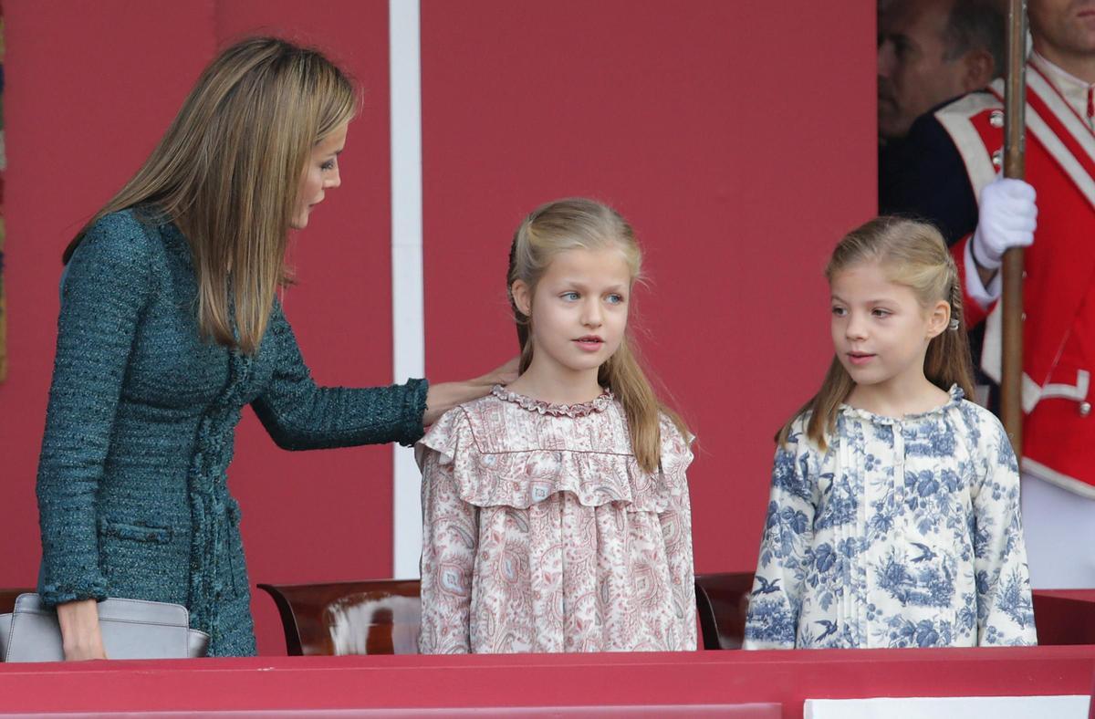 Día de la Hispanidad: La princesa Leonor y la infanta Sofía en el desfile de la Hispanidad de 2014