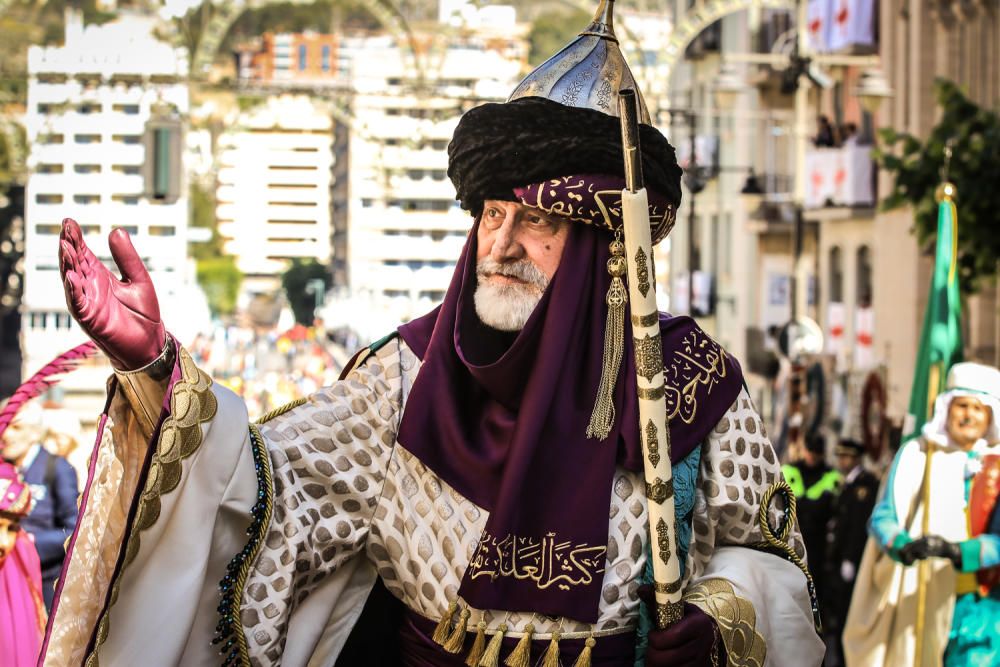 La procesión de la reliquia es uno de los actos que más agradan a los alcoyanos en el día dedicado al patrón San Jorge.