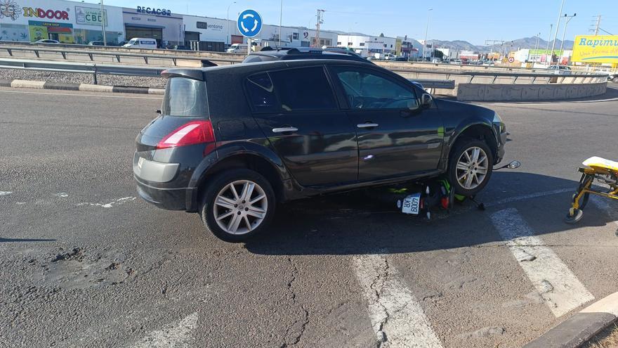 Gran susto en Castelló: una moto se queda atrapada debajo de un coche