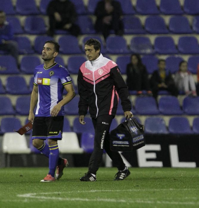 Dos errores del meta gaditano condenan al Hércules en su mejor partido de la temporada.