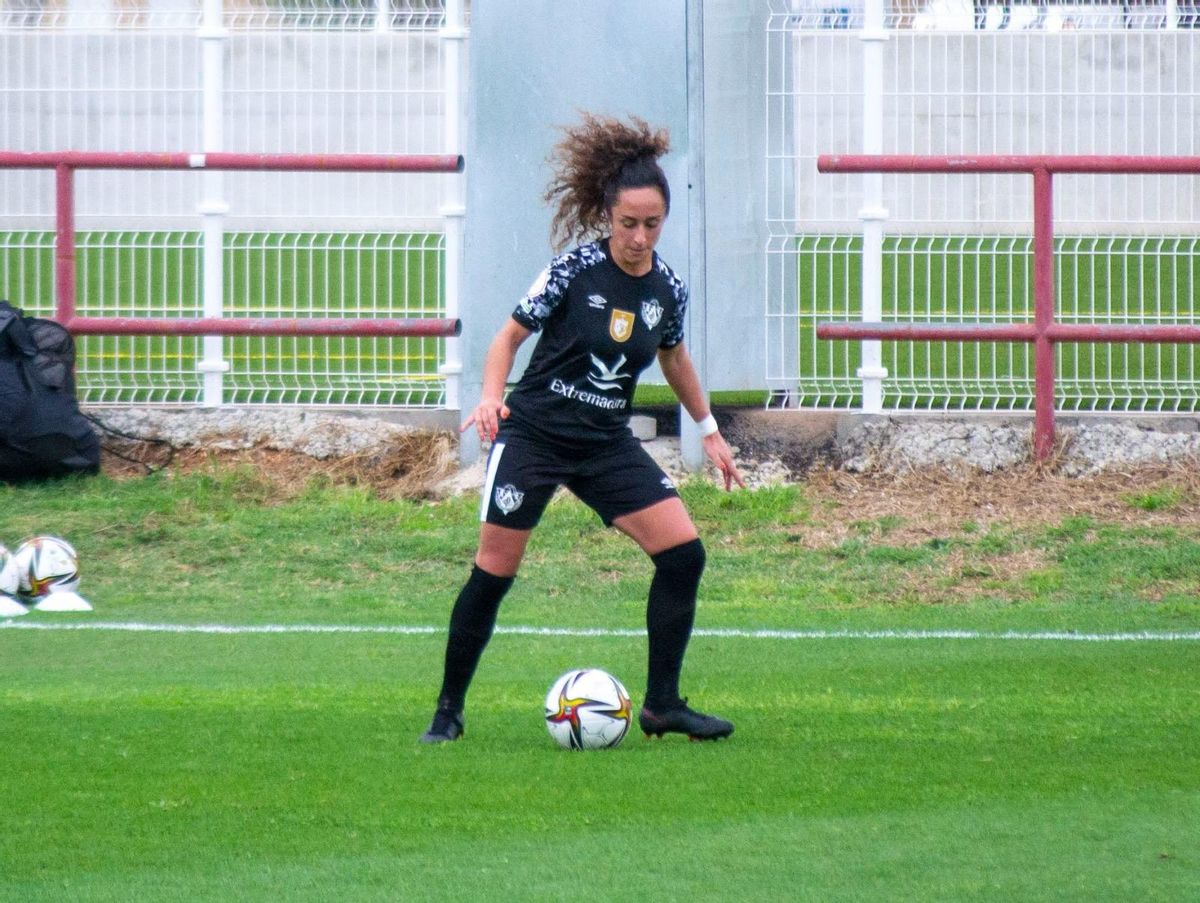 María Polvillo, con el balón, durante un partido.