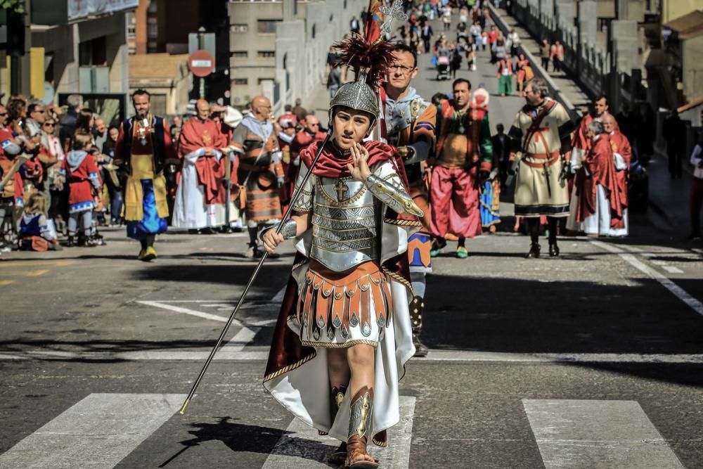 La procesión de la reliquia es uno de los actos que más agradan a los alcoyanos en el día dedicado al patrón San Jorge.