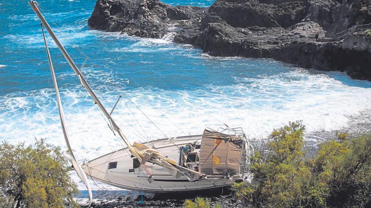 Siete israelíes encallen un velero en Los Ginchos, La Palma