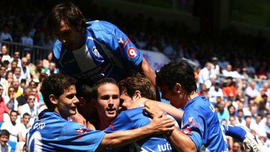 A la izquierda, celebracion del 0-1. En el centro, disputa de un balón. A la derecha, imagen de la zona donde estaba ubicada la afición del Alcoyano.