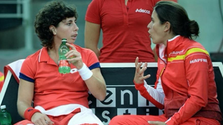 Carla Suárez charla con la capitana durante el partido de este sábado en Italia.