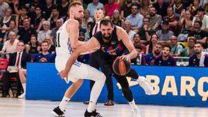 Mirotic intenta superar a Musa, en el primer partido de la final de la Liga ACB.