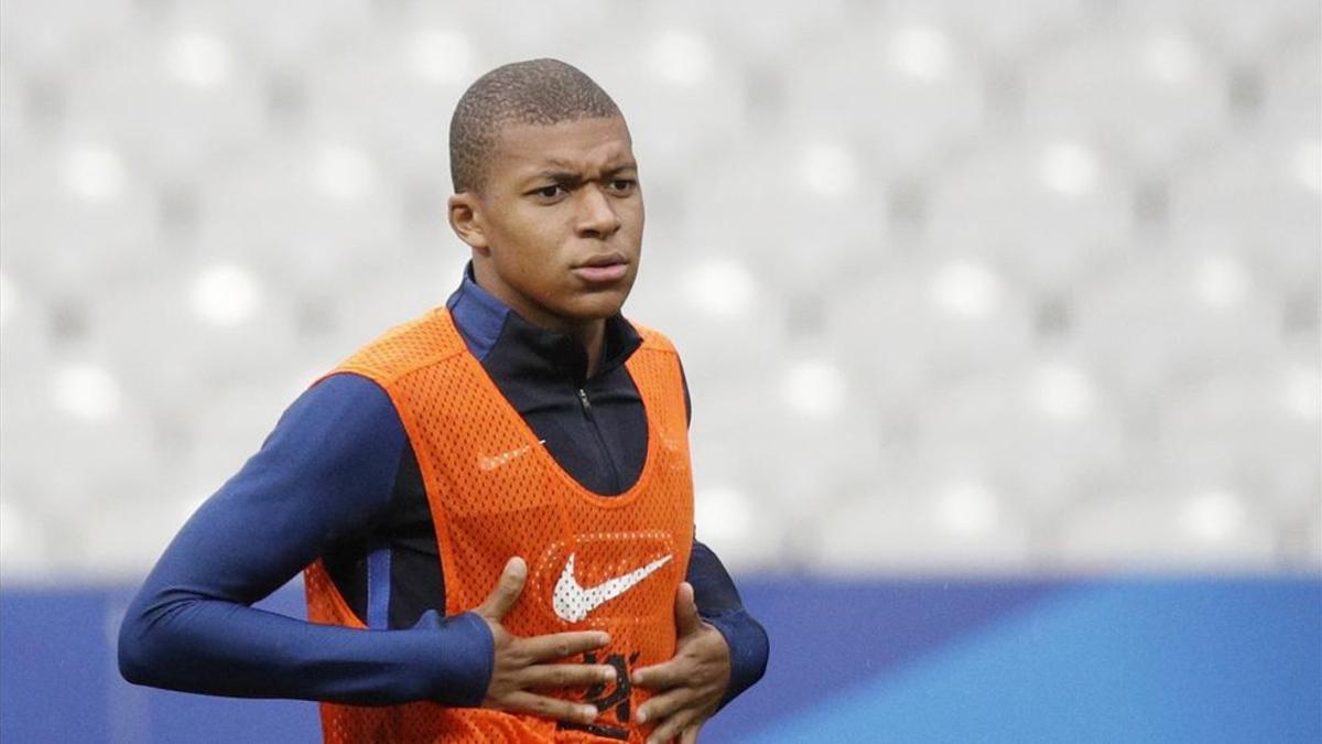 La UEFA  investiga el fichaje de Mbappé