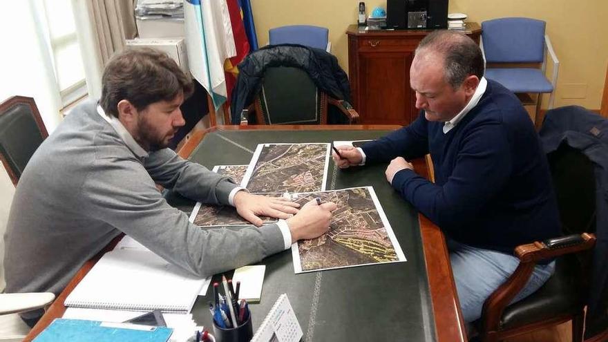 Calvelo y Rioboo, ayer, en una reunión para implantar el bus mancomunado.