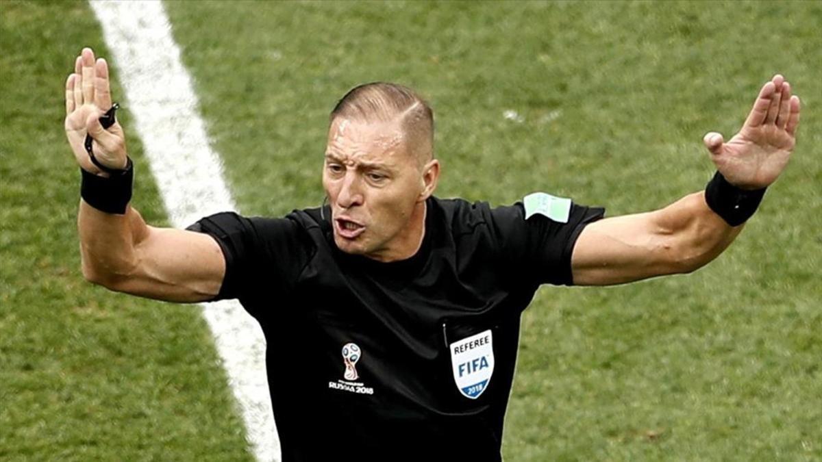 Néstor Pitana durante el partido de cuartos de final entre Uruguay y Francia