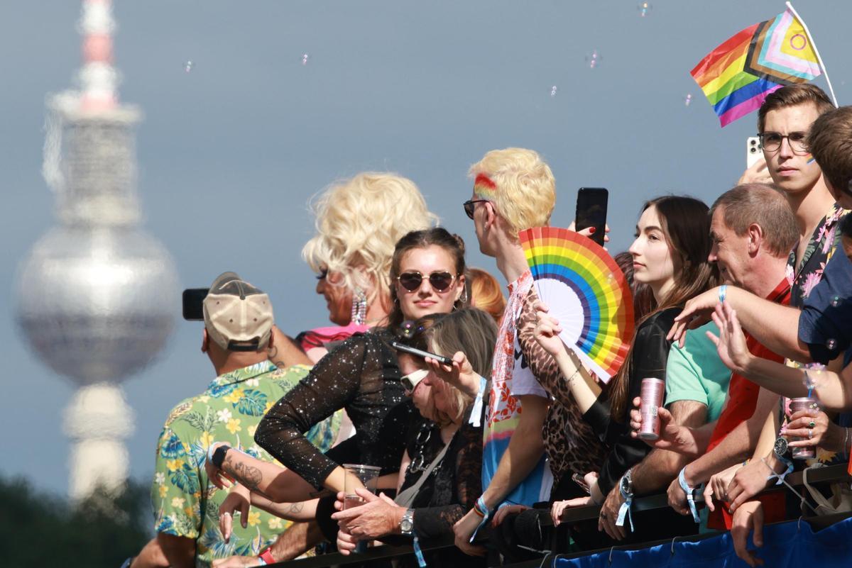Críticas a Merz en el Orgullo de Berlín por desdeñar el uso oficial de la bandera arcoíris