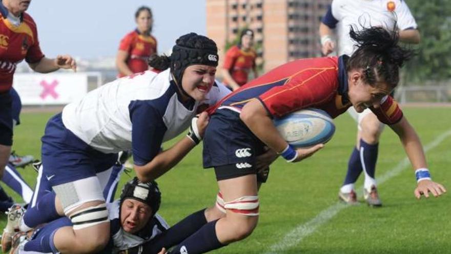 Dos jugadoras francesas intentan frenar el avance de una integrante de la selección española. / fran martínez