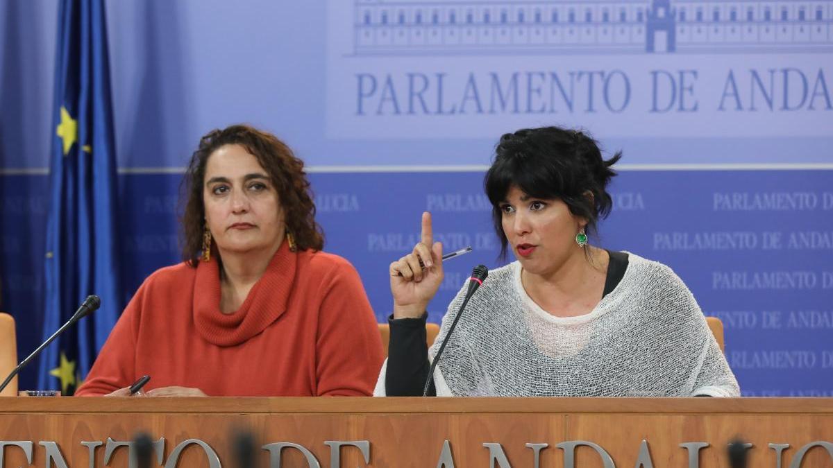 La presidenta del grupo parlamentario Adelante Andalucía, Teresa Rodríguez, y la portavoz adjunta, Ángela Aguilera, en rueda de prensa en una foto de archivo