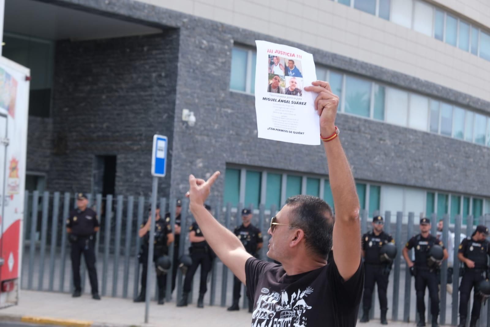 Protesta en los juzgados de Elche por la muerte de un detenido en Comisaría