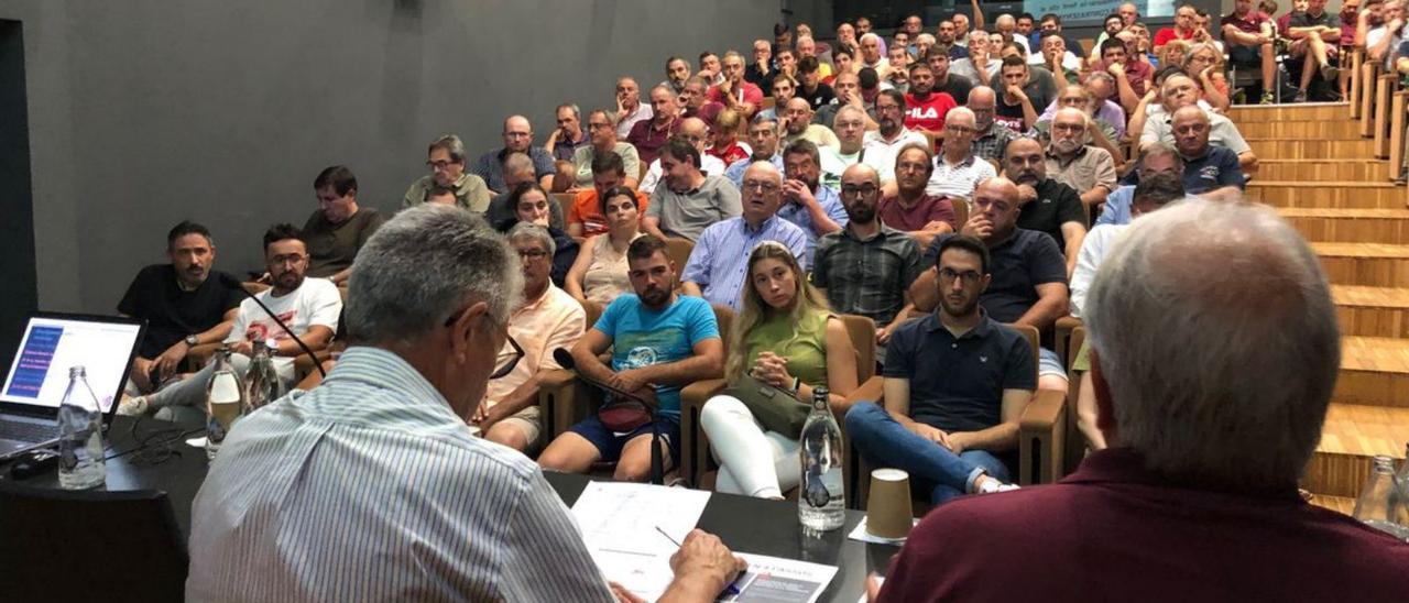 Trobada a Girona amb membres de la Federació on es va decidir l’acord. | JORDI ALTESA