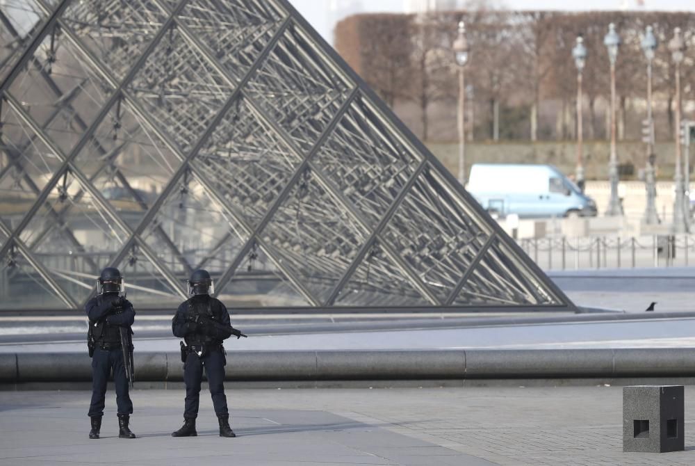 Atac a l'exterior del museu del Louvre