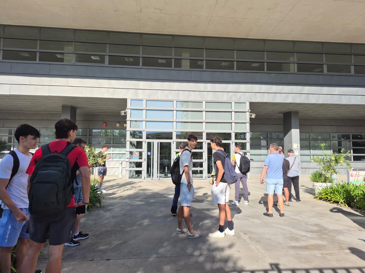 Estudiantes a las puertas de la Biblioteca Pública del Estado 'Bartolomé J. Gallardo'.