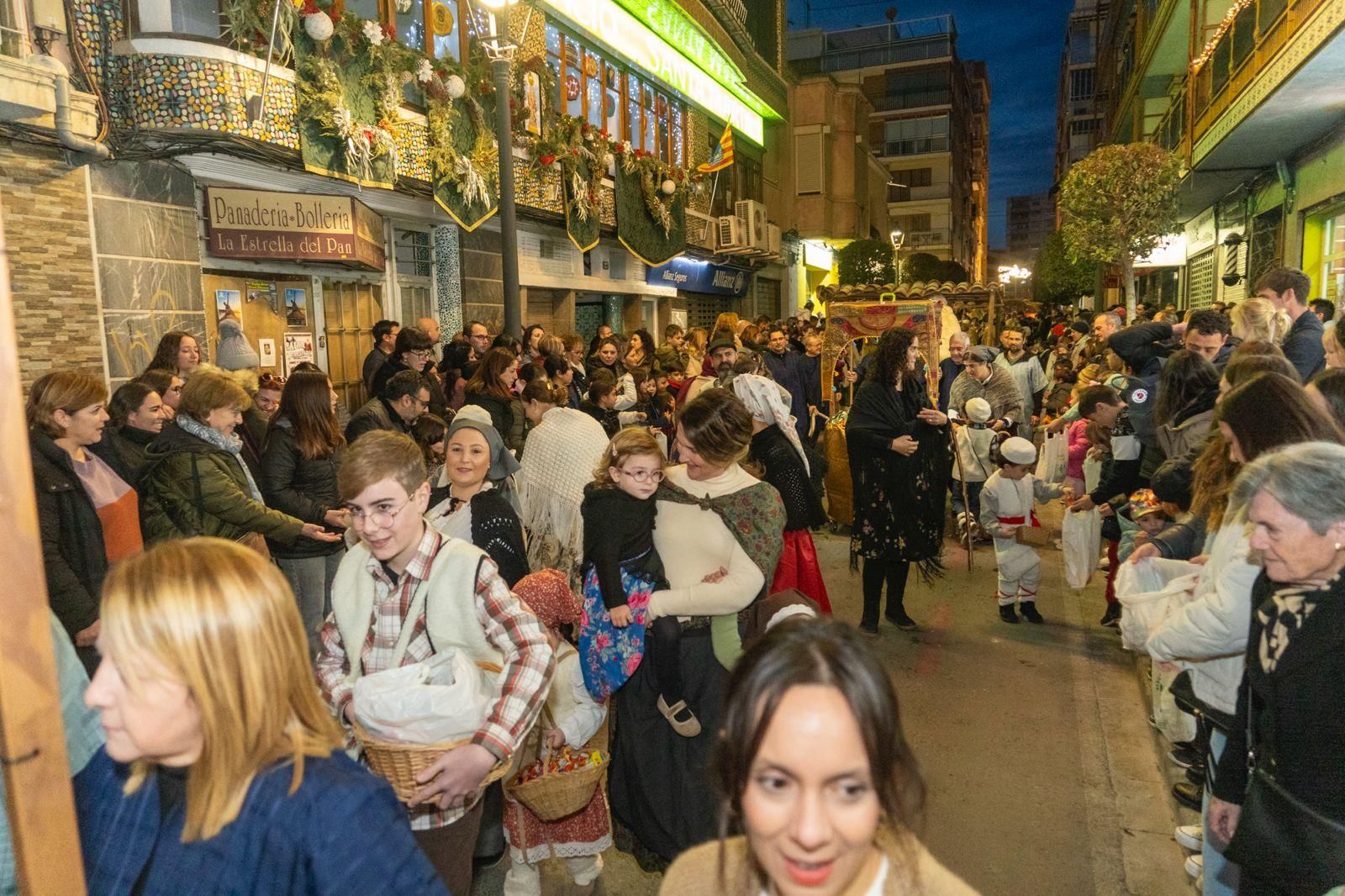 La Vila Joiosa recibe a los Reyes Magos por la puerta grande