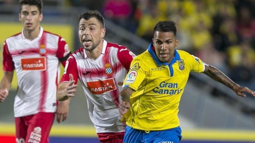 Jonathan Viera y Javi Fuego, en el UD-Espanyol de la primera vuelta.