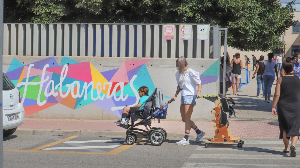 Los niños y niñas con discapacidad motora han comenzado el curso sin fisioterapeuta en Torrevieja. Es el caso de Martín, de cinco años.