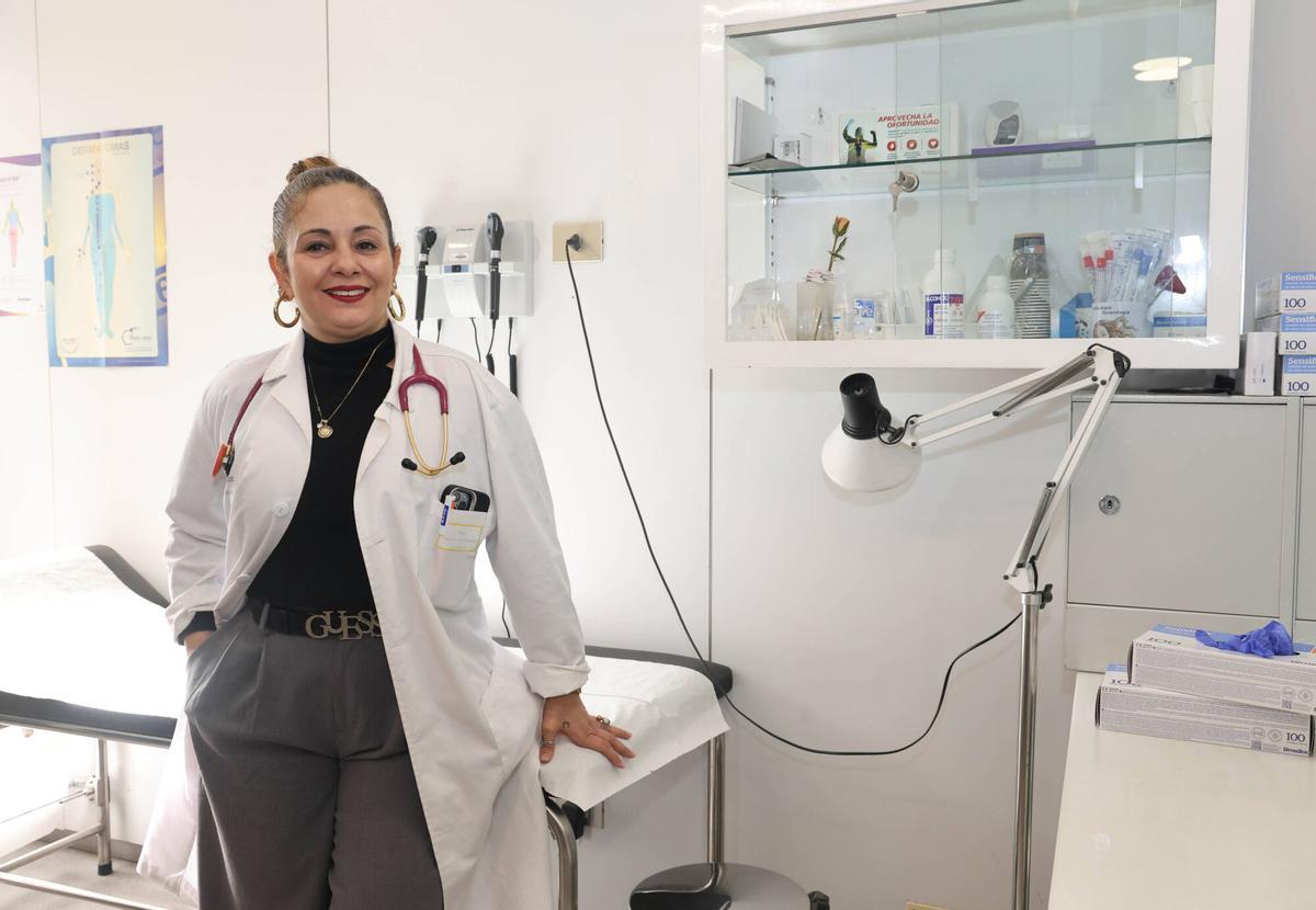 Vigo, Centro de salud de la Doblada. Doctora Mireila Cristina Hechavarría García, médica de familia, para un reportaje de extranjeros que trabajan en el Sergas