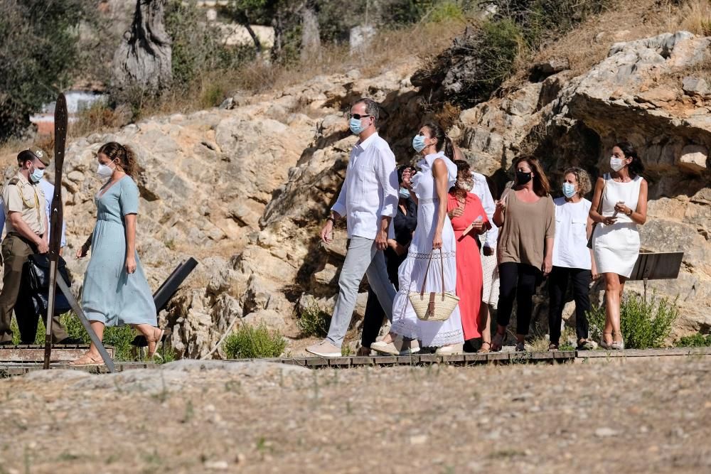 Visita de los Reyes al Museo y Necrópolis de Puig des Molins en Ibiza