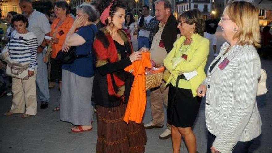 Una actriz de Migallas durante una de las visitas teatrealizadas por la zona monumental. // Rafa Vázquez